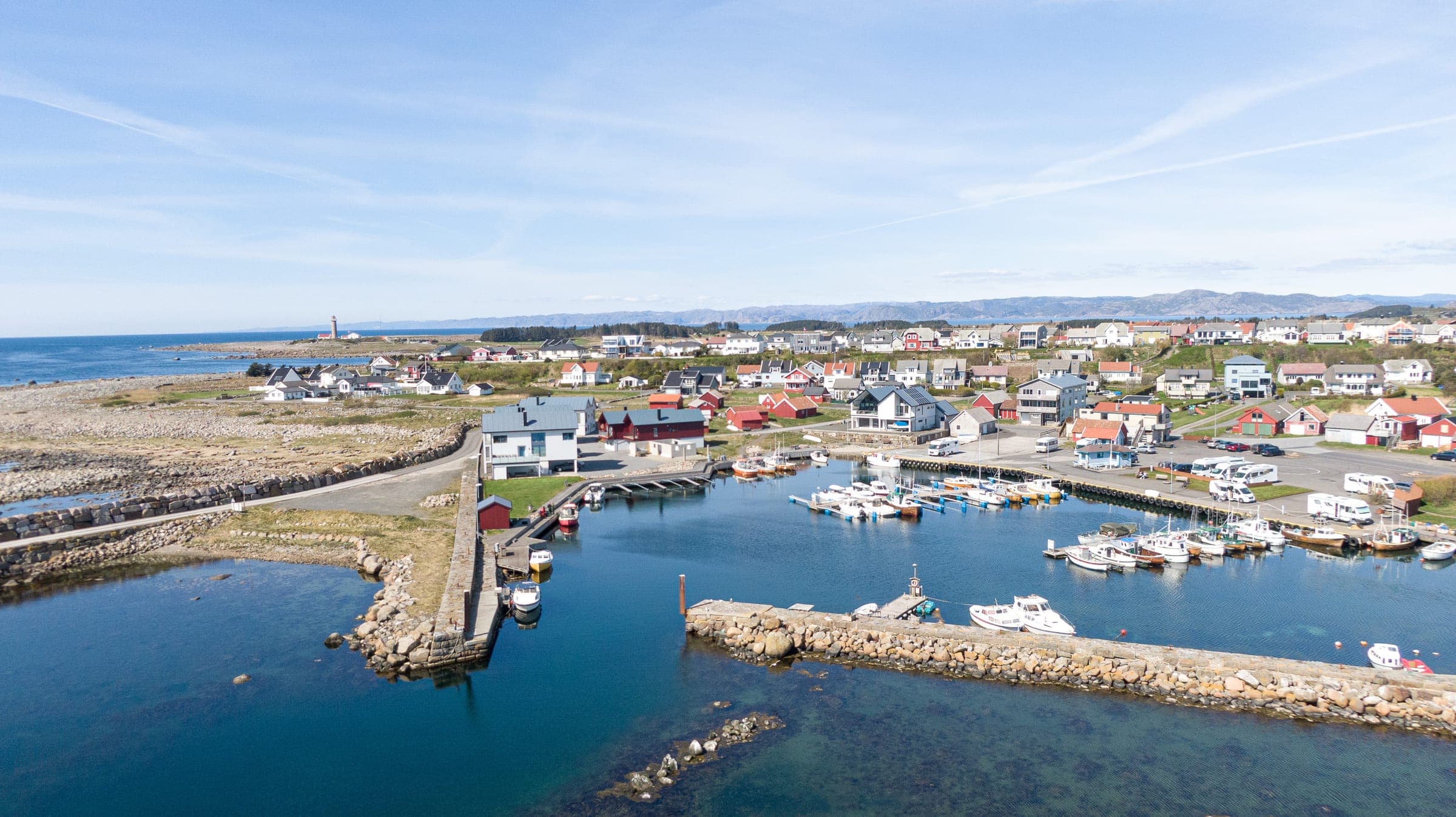 Hafen von Borhaug auf der Lista-Halbinsel mit Booten, Schärenküste und Leuchtturm